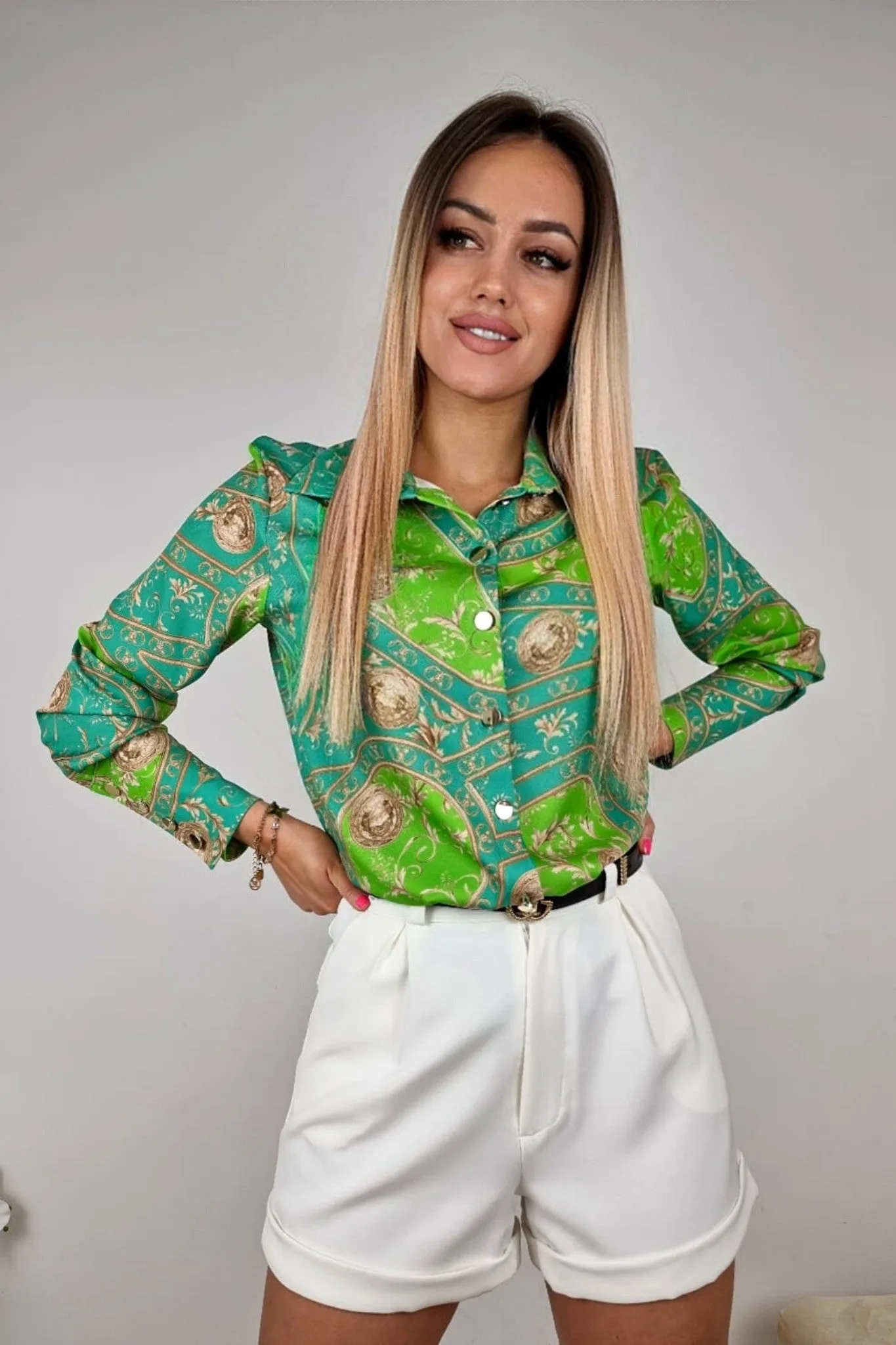 Camicia elegante turchese e verde chiaro a fantasia damascata con bottoni dorati