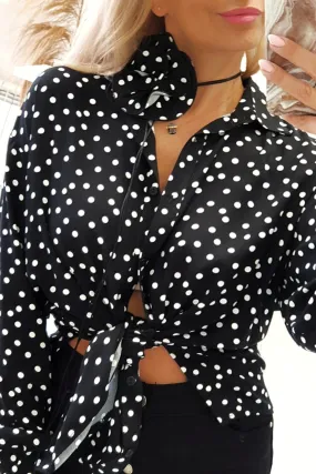 Camicia nera a stampa pois bianchi in viscosa accessoriata con fiore in tessuto