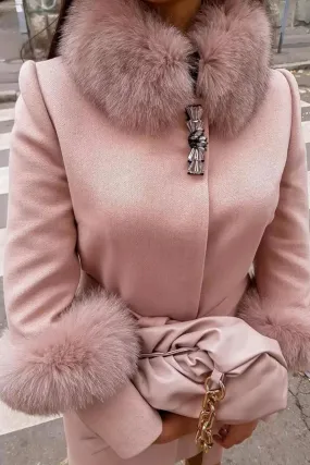 Cappotto rosa invernale a collo alto accessoriato con spilla decorativa e pelo naturale