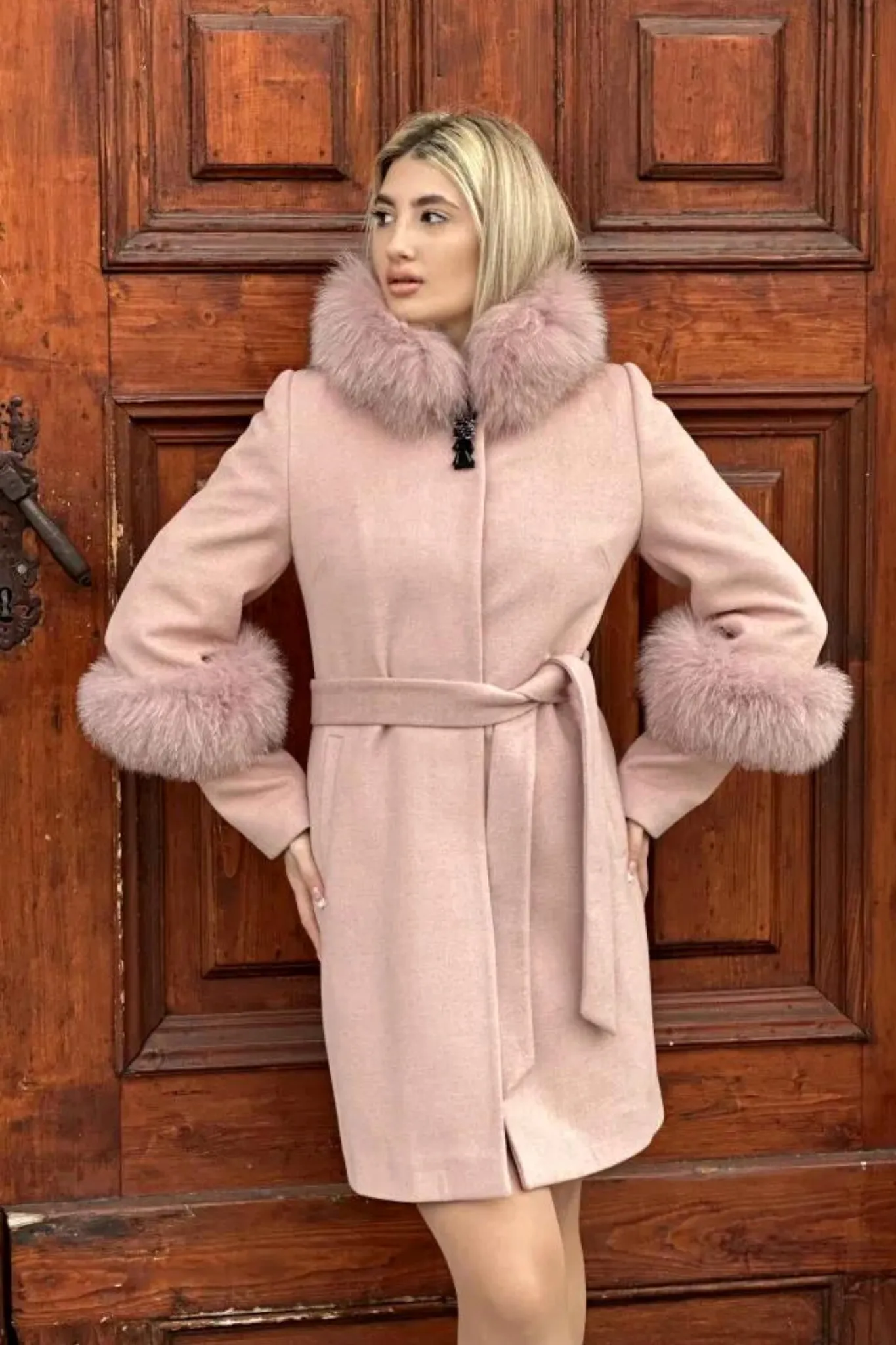 Cappotto rosa invernale a collo alto accessoriato con spilla decorativa e pelo naturale