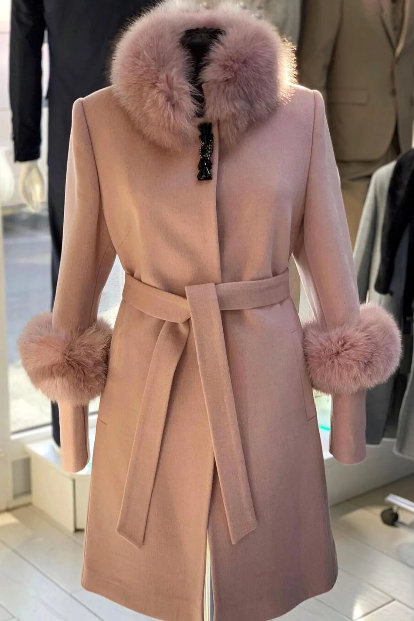 Cappotto rosa invernale a collo alto accessoriato con spilla decorativa e pelo naturale