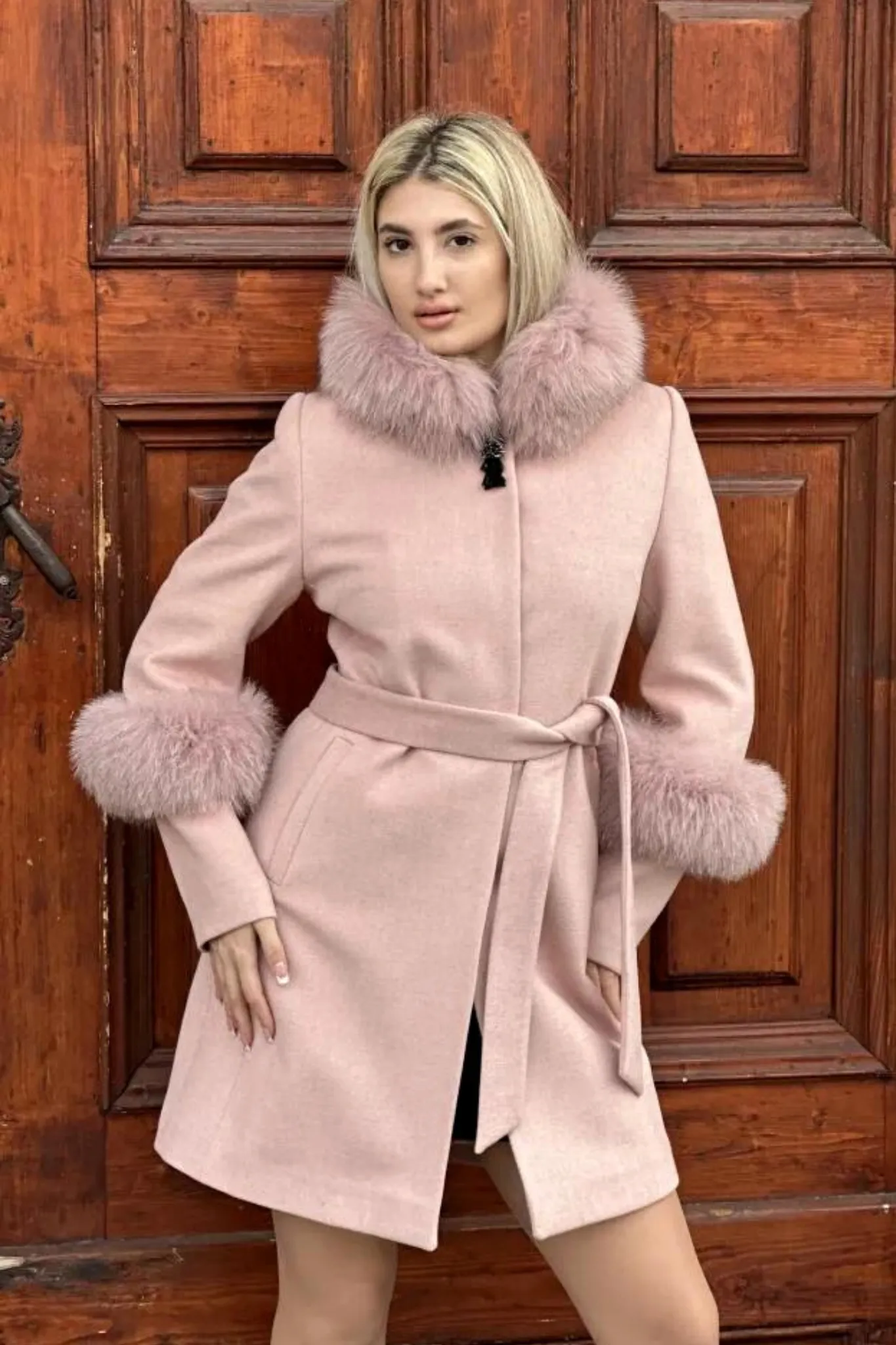 Cappotto rosa invernale a collo alto accessoriato con spilla decorativa e pelo naturale