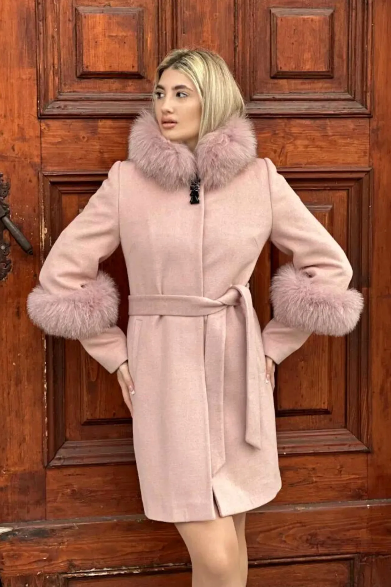 Cappotto rosa invernale a collo alto accessoriato con spilla decorativa e pelo naturale