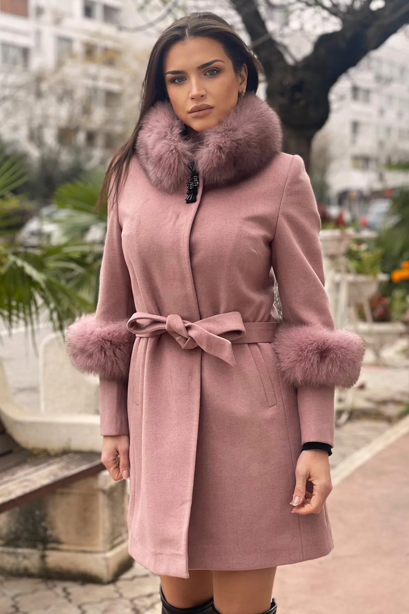 Cappotto rosa invernale a collo alto accessoriato con spilla decorativa e pelo naturale