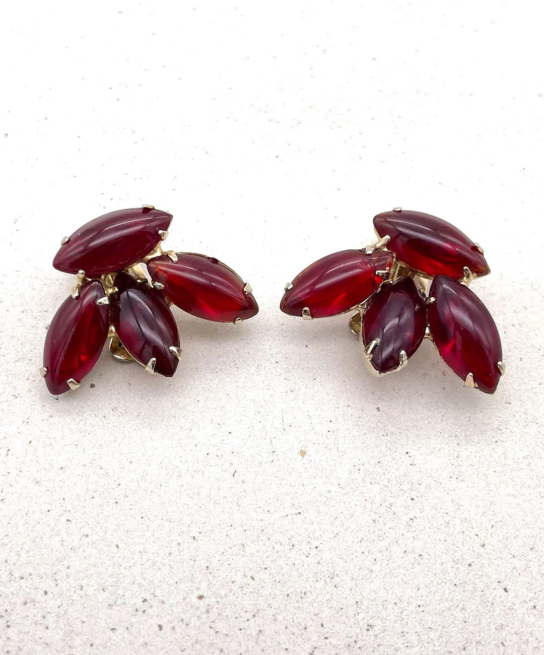 【USA輸入】ヴィンテージ  ディープレッド カボション イヤリング/Vintage Deep Red Cabochon Clip On Earrings