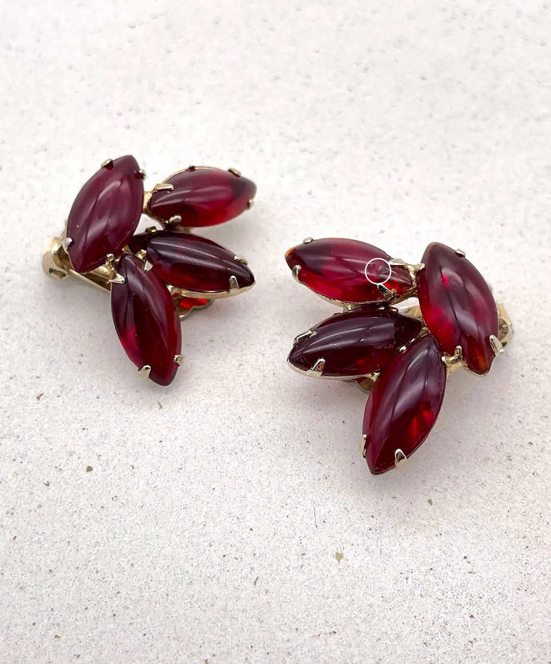 【USA輸入】ヴィンテージ  ディープレッド カボション イヤリング/Vintage Deep Red Cabochon Clip On Earrings