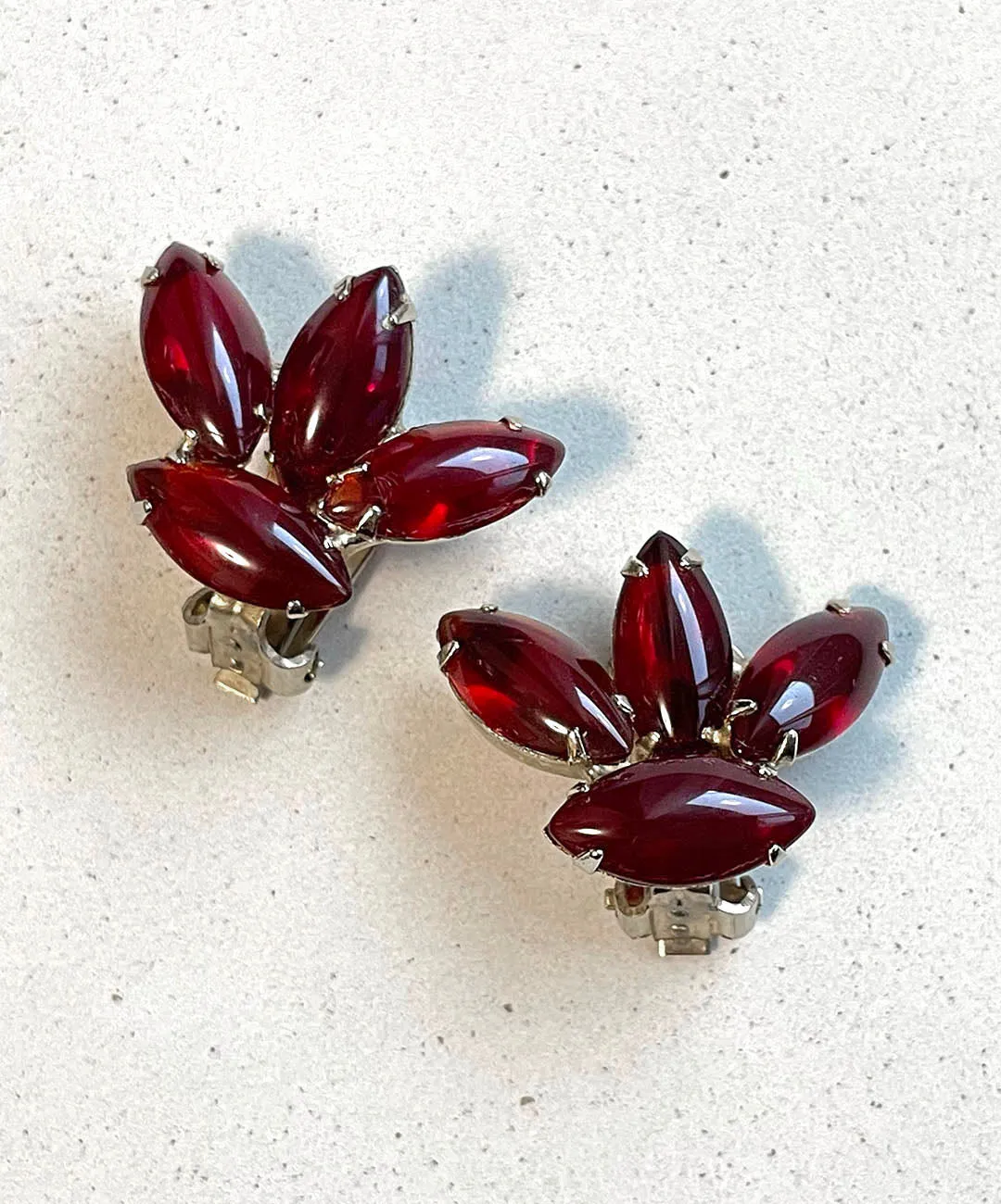 【USA輸入】ヴィンテージ  ディープレッド カボション イヤリング/Vintage Deep Red Cabochon Clip On Earrings