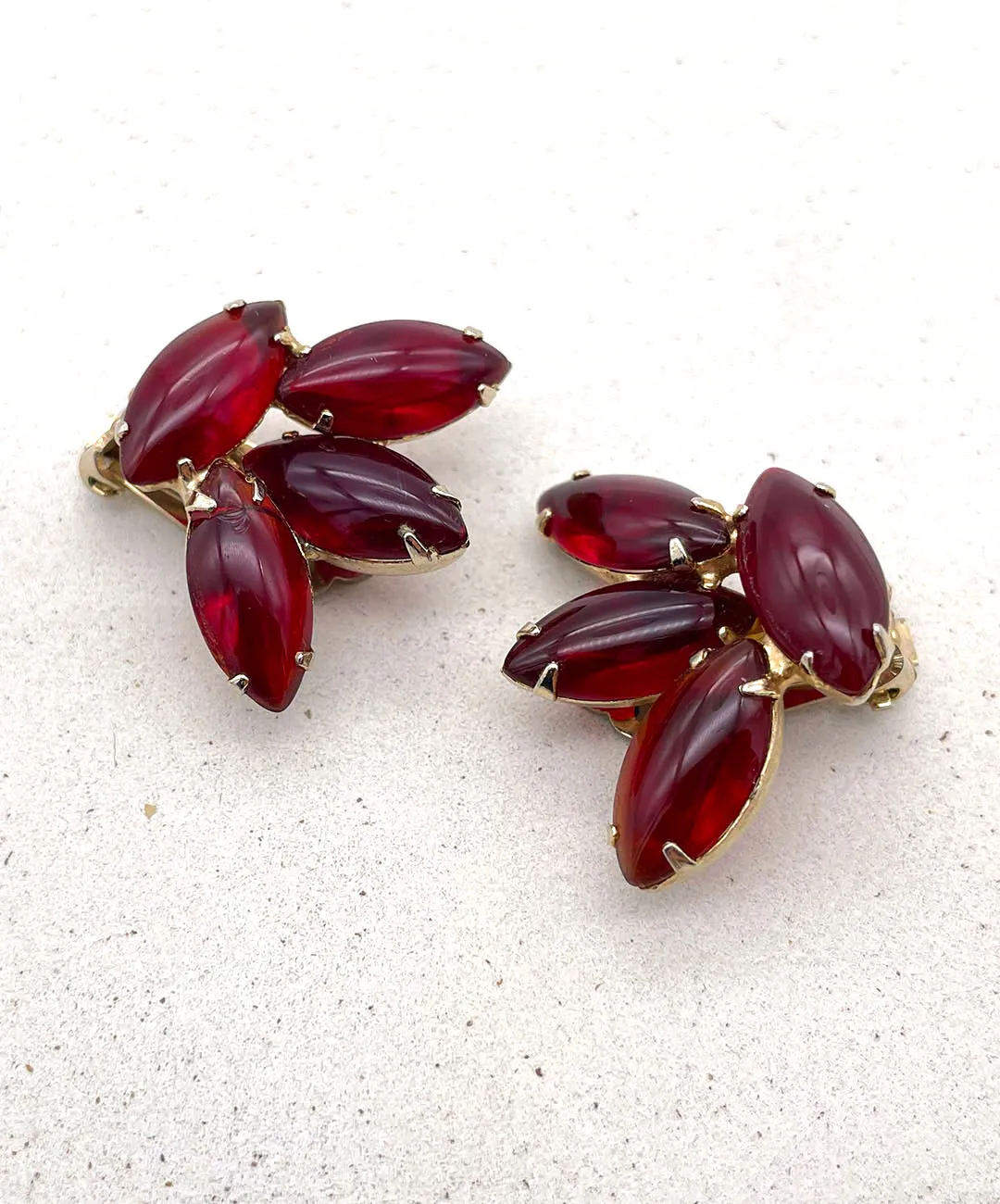 【USA輸入】ヴィンテージ  ディープレッド カボション イヤリング/Vintage Deep Red Cabochon Clip On Earrings