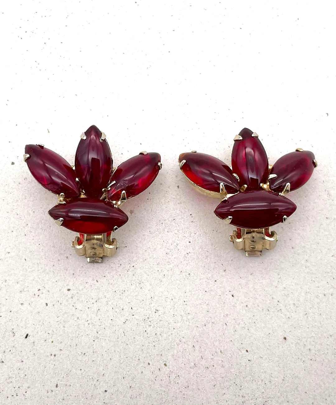 【USA輸入】ヴィンテージ  ディープレッド カボション イヤリング/Vintage Deep Red Cabochon Clip On Earrings